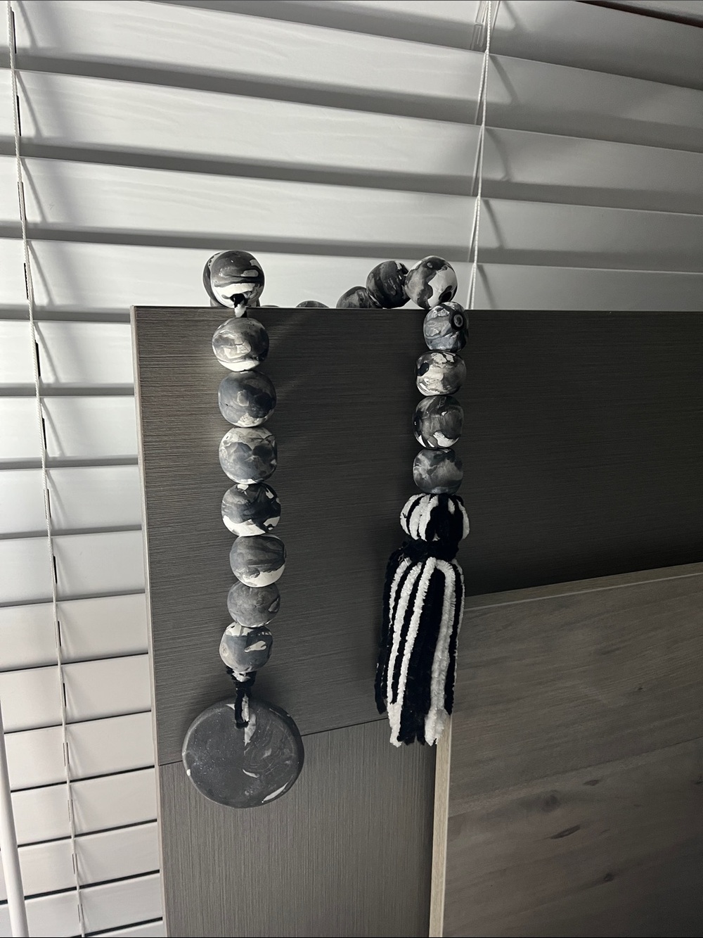 Marble-Effect Bead Tassel Wall Hanging in Black & White